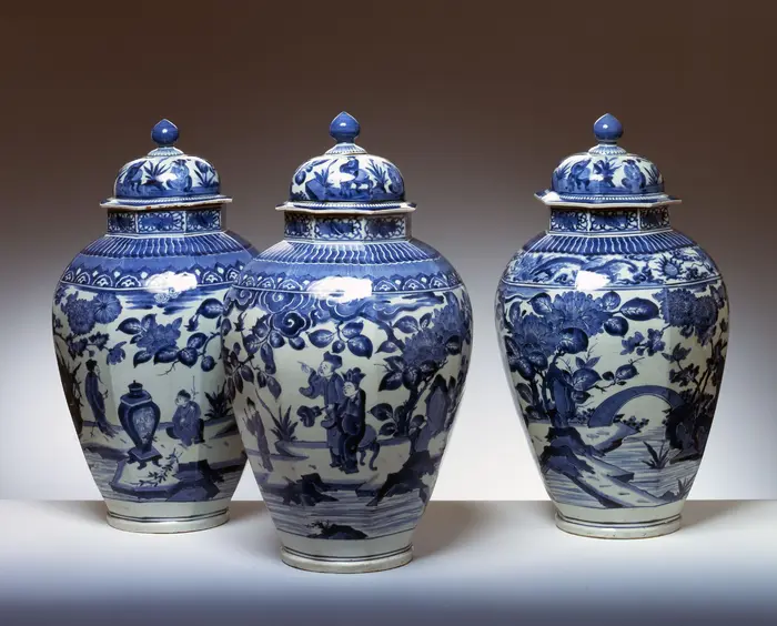 drei große Vasen mit Deckel und Bemalung